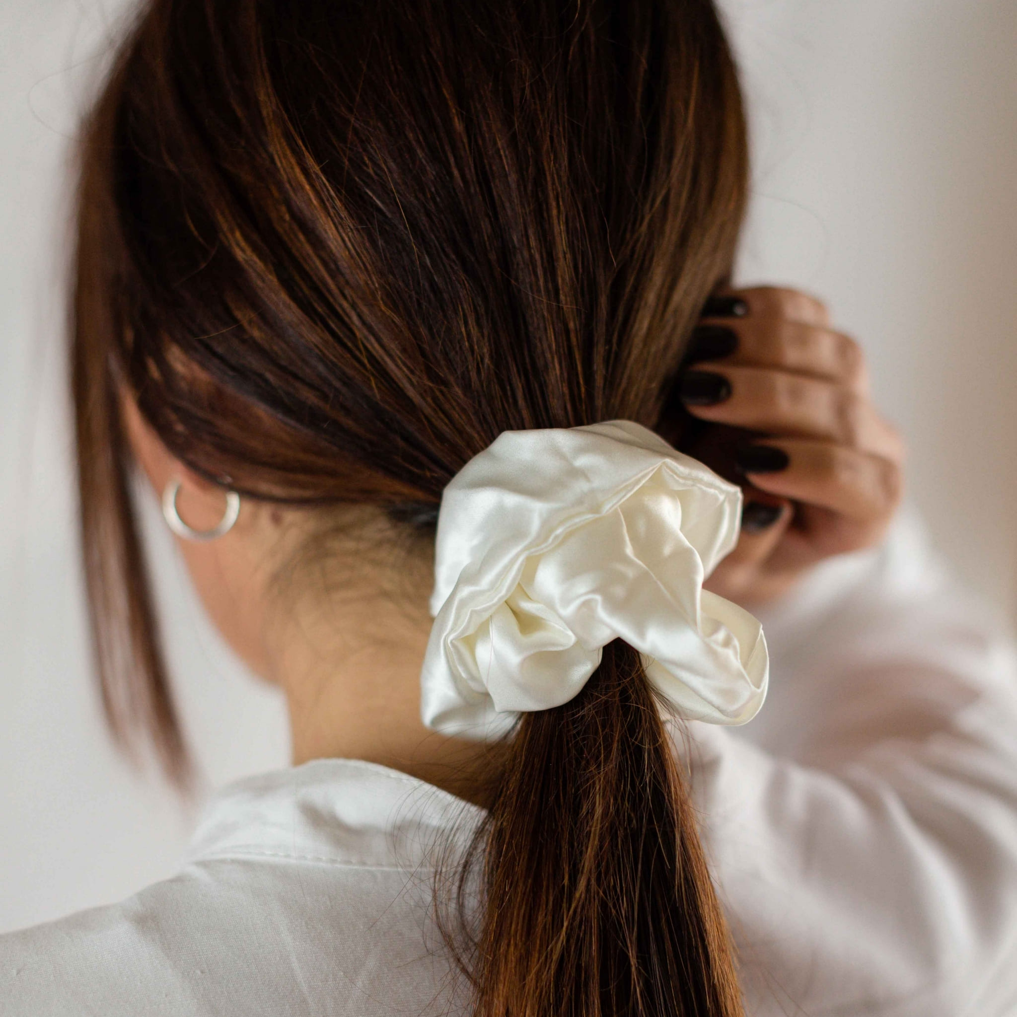 Come non rovinare i capelli con gli elastici di seta - Il Dispari Quotidiano